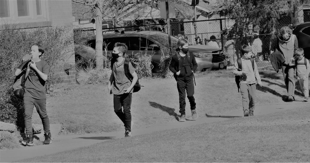 在学校里保持3英尺的社交距离和6英尺的社交距离一样好吗?