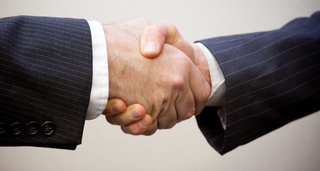 接种新冠疫苗后握手安全吗?