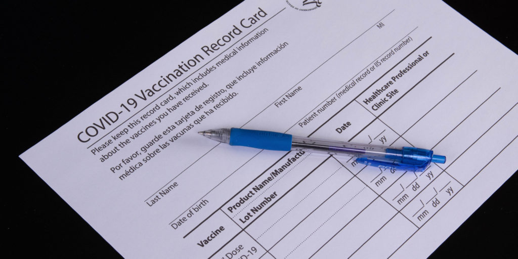 你应该把疫苗卡粘起来吗?